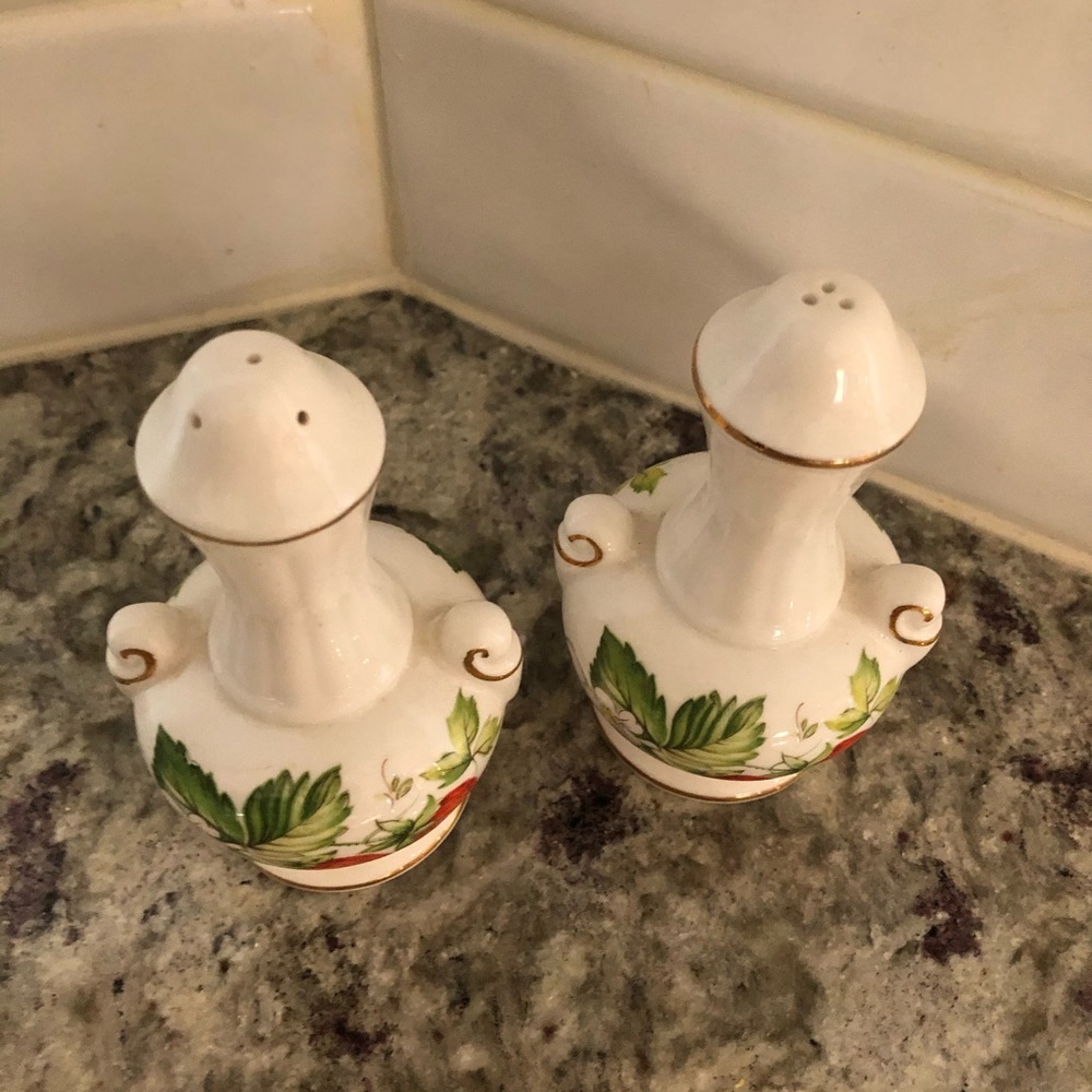 Queens strawberry fine bone China salt and pepper shakers - Picture 3 of 4